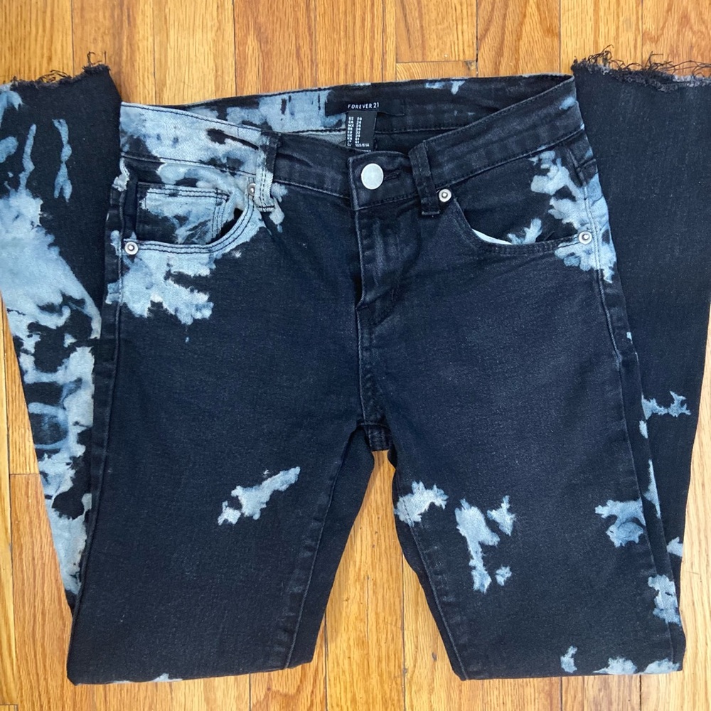 FOREVER 21 Skinny Bleach Tie Dye Ankle Cropped Jeans